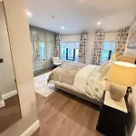 Luxury 4 Bedroom Townhouse -killarney Town Centre - Free Parking Wi-fi- 4 Star Approved * Killarney
