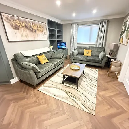 Luxury 4 Bedroom Townhouse -killarney Town Centre - Free Parking Wi-fi- 4 Star Approved Feriehus *