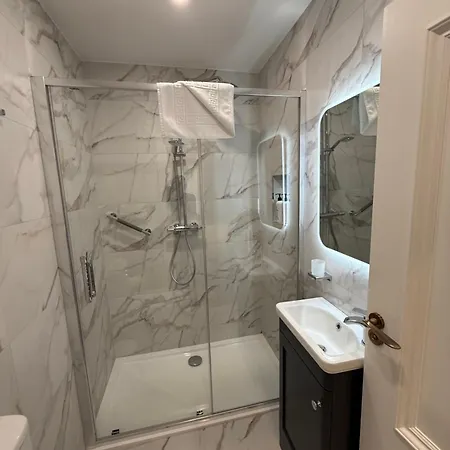 Luxury 4 Bedroom House -killarney Town Centre - Free Parking Wi-fi- 4 Star Approved