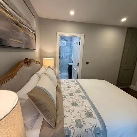 Luxury 4 Bedroom House -killarney Town Centre - Free Parking Wi-fi- 4 Star Approved *