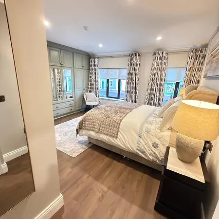Luxury 4 Bedroom Townhouse -killarney Town Centre - Free Parking Wi-fi- 4 Star Approved * 킬라니