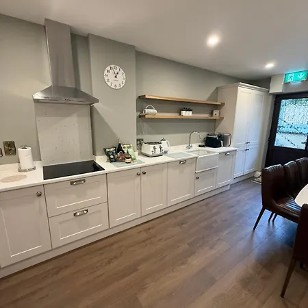Luxury 4 Bedroom Townhouse -killarney Town Centre - Free Parking Wi-fi- 4 Star Approved Feriehus *