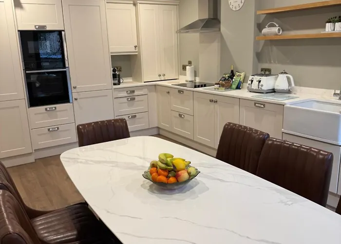 4 Fair Hill- Luxury 4 Bedroom Property -Killarney Town Centre - Free Parking Wi-Fi *