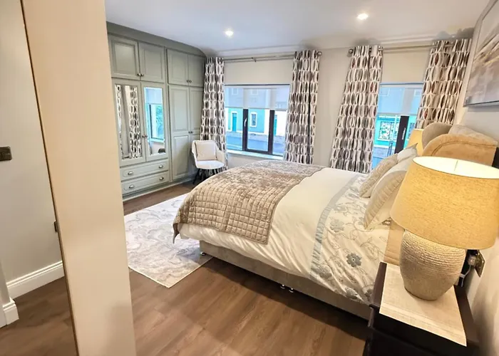 4 Fair Hill- Luxury 4 Bedroom Property -Killarney Town Centre - Free Parking Wi-Fi * キラーニー