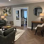 Luxury 4 Bedroom Townhouse -killarney Town Centre - Free Parking Wi-fi- 4 Star Approved