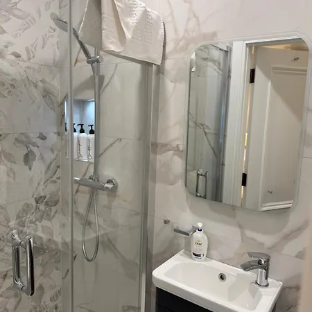 Luxury 4 Bedroom Townhouse -killarney Town Centre - Free Parking Wi-fi- 4 Star Approved 킬라니