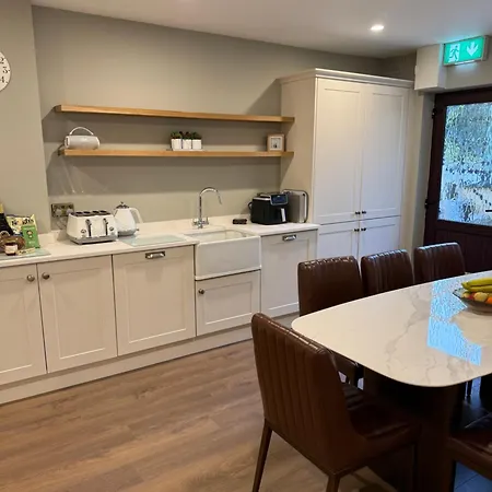 Luxury 4 Bedroom Townhouse -killarney Town Centre - Free Parking Wi-fi- 4 Star Approved 펜션 *