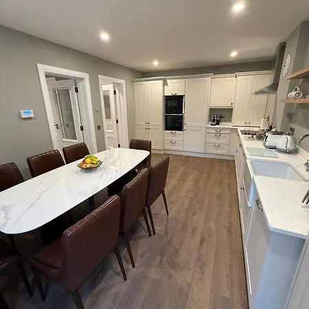 Luxury 4 Bedroom Townhouse -killarney Town Centre - Free Parking Wi-fi- 4 Star Approved * 킬라니